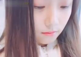 妹子打车跟司机吐槽前男友不持久，司机说他半小时，于是妹子就在车上给司机口了封面图