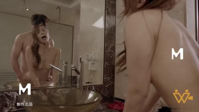 被压在玻璃墙上的那一晚封面图