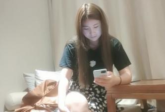 良家气息浓郁的小少妇，一把扯开内裤抠穴，白嫩听话口交卖力封面图