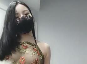 漂亮新人主播校花蓝兔子0504一多自慰大秀跳起扇子舞无毛湿穴诱人封面图