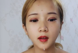 金发妹子全裸道具自慰封面图