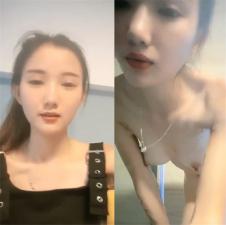 漂亮姐姐洗澡前先来抠抠摸摸开个直播赚外快封面图