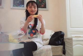 深夜约操骚熟女，伸进内裤摸穴，床上舔屌口交封面图