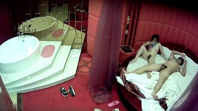 偷拍气质漂亮的良家人妻偷偷和单位领导偷情封面图