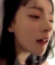 无套爆草极品美女，表情和叫声都堪称一流，不看后悔，更多真人直播佳威封面图