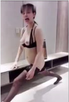 白皙骚淫娃先来个一字马暖身随后被男友口爆颜射封面图