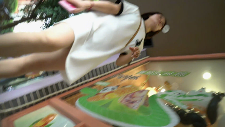 步行街跟踪抄底穿大T恤的美少妇和男友逛街的JK美女封面图