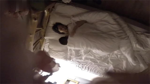 不良酒店盗录可爱鲜嫩学妹与大屌男友开房爱爱封面图