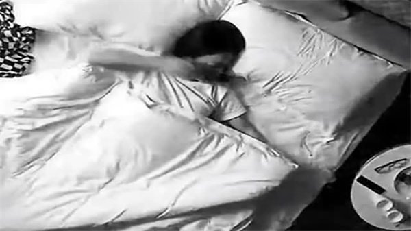 大学生情侣一边看着AV照着里面姿势干_封面图