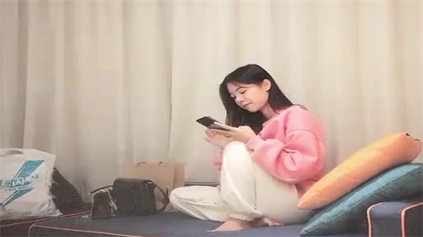 大屌哥网约两个极品清纯外围嫩妹激情双飞_封面图