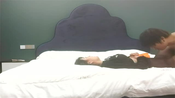 大奶肥臀外围美御姐一进来就推到调情封面图