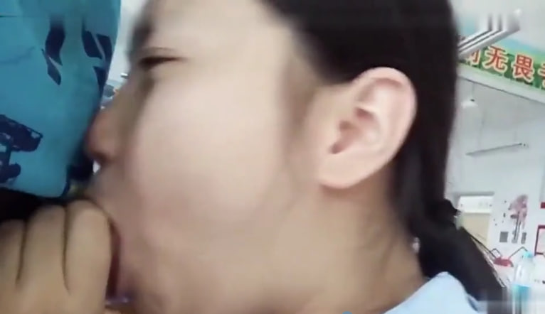 趁同学们还没来教室男友解开拉链喂女友吃棒棒封面图