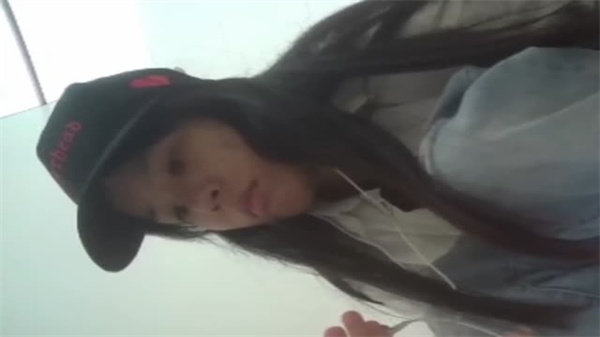 电子厂流出正面全景靓妹身穿连体裙封面图