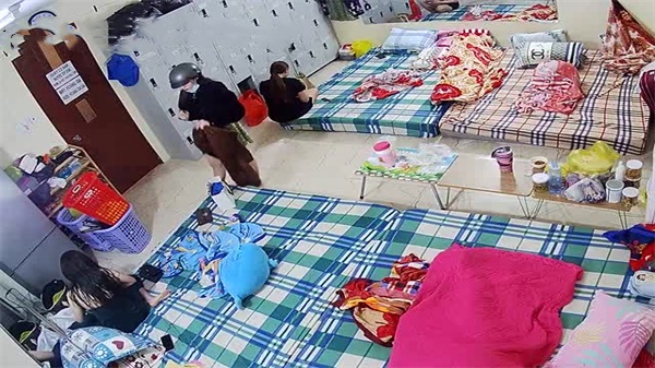 高端沐足店监控颜值身材极品的技师睡前换衣嬉闹十分养眼封面图