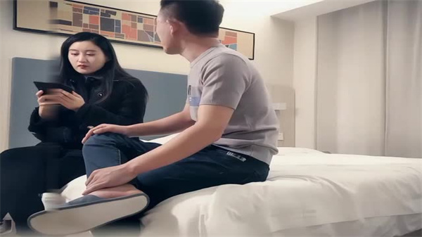 刚下海不久兼职外围美女御姐型扑倒要亲嘴穿上黑丝抓着奶子吸吮封面图