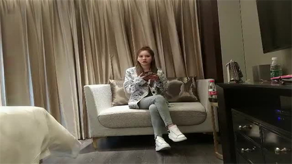 高马尾网红外围美女牛仔裤修长美腿小伙很满意封面图