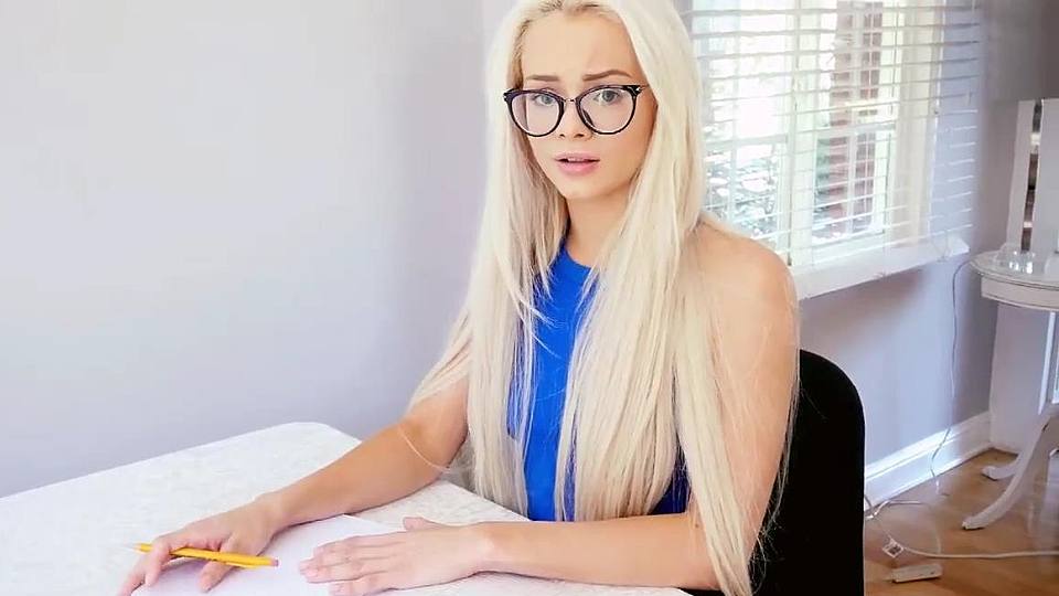 努力学习的姐姐决定脱掉全部衣服放松封面图