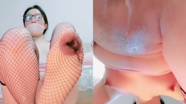 高跟网袜肥臀眼镜痴女淫声荡语撩骚互动小黄瓜玩弄骚逼坐骑假屌爆操无毛骚穴封面图