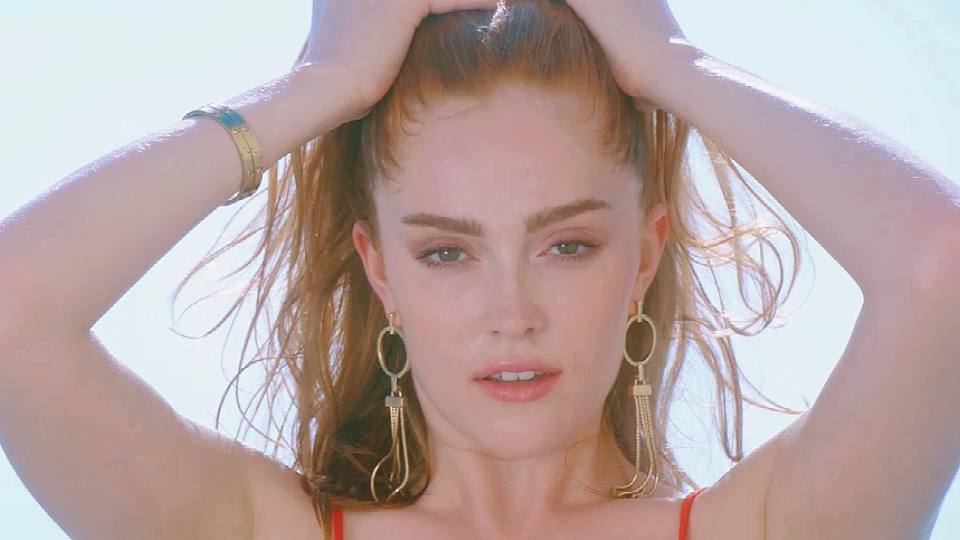 漂亮迷人的女友带到沙滩上肆意的啪啪抽插封面图