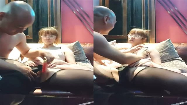 黑丝大奶眼镜骚妇包间里3P激战两名狼友封面图