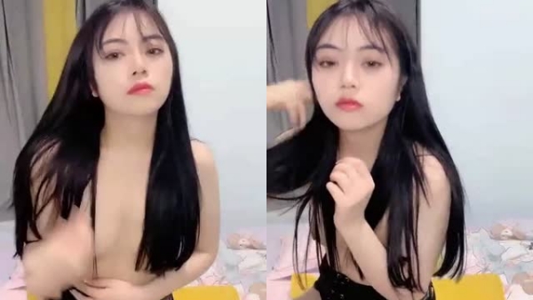 黑丝骚妹子淫声荡语撩骚互动玩奶扣逼道具自慰封面图