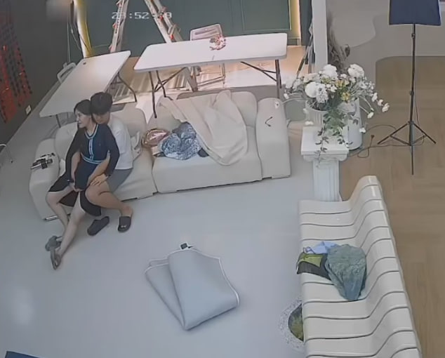 黑客破解网络摄像头监控偷拍摄影棚没有其它人的时候摄影师淫秽老板娘和她亲热封面图