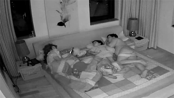 黑客破解家庭摄像头偷拍夫妻_封面图