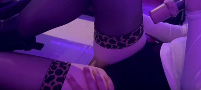 KTV约黑丝陪唱妹出台，重金之下骚态毕现，无套抽插白虎穴内射后小哥给买避孕药封面图