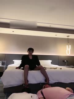 黑丝长腿御姐调教2个男奴皮鞭抽脸辱骂舔脚男狗爬过来封面图